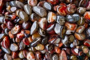 Värikkäitä kiviä